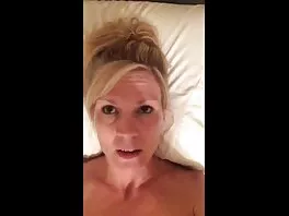 Hottie Alix lebb porr Lynx leker med en leksak i hennes fitta