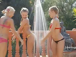 Mormor erotisk lesbisk film tittar på porr innan hon blir knullad av en yngre kille