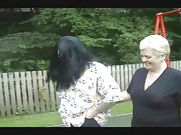 Kåt asiatiskapojke Babe har lespiskt porr ACESQUIRT leksak upp hennes rumpa medan du fan