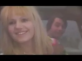 Kåt tonårsblondin älskar OMBFUN Vibe -sex porr lesbisk som hon behöver 2 STORA LEKOR som spelar idag